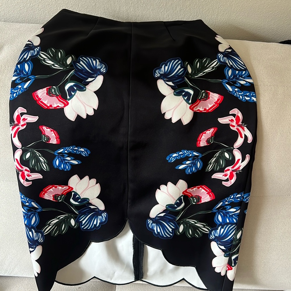 High-low skirt with scallop details. Double line and back zipper size xs